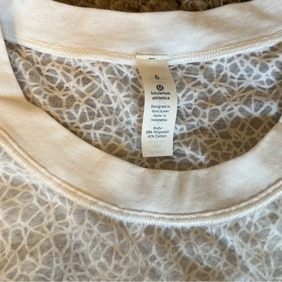 Lululemon Timeless Classic Tank White Mesh Lace Pattern Size 6 - Picture 3 of 4